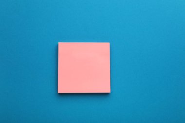 Mavi arkaplan üzerine kağıt not, üst görünüm