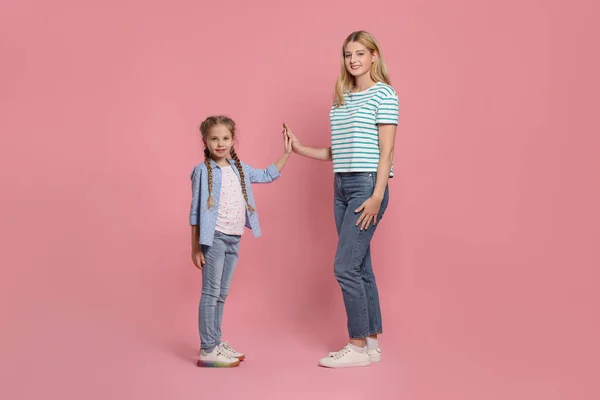 Mother Daughter Giving High Five Pink Background — 스톡 사진