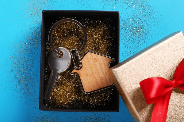 Key Trinket Shape House Gift Box Glitter Light Blue Background — Zdjęcie stockowe