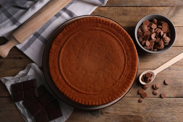 Lezzetli ev yapımı sünger keki ve ahşap masada farklı türde çikolatalar.