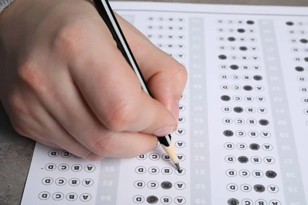 Student Filling Answer Sheet Table Closeup Passing Exam — Stock Photo, Image