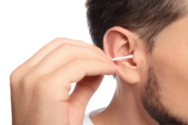 Beyaz arka planda kulakları temizleyen adam, yakın plan