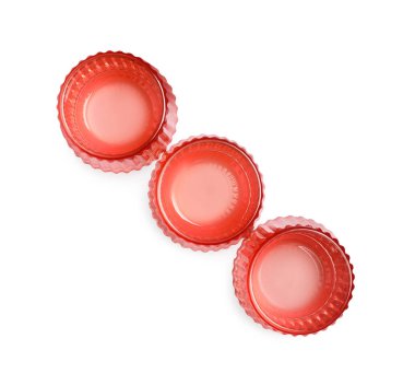 Beyaz zemin üzerinde güzel temiz boş bardaklar, üst görünüm