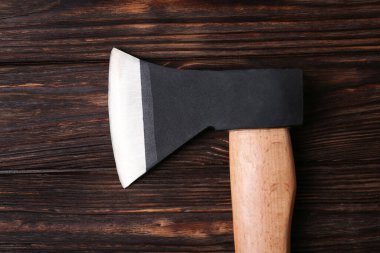 Tahta masaya saplı balta, üst manzara.