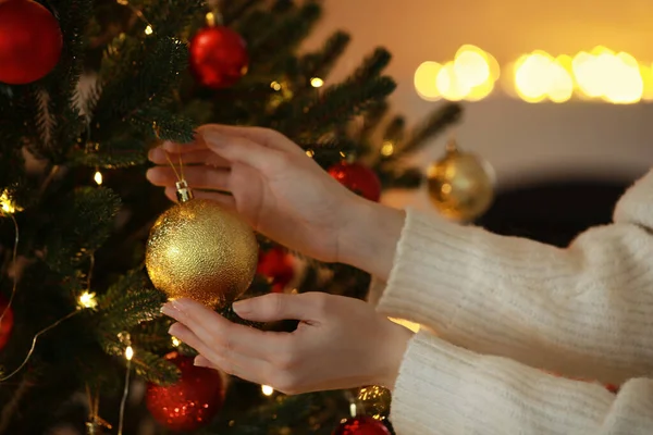 Mulher Decorando Árvore Natal Casa Close — Fotografia de Stock