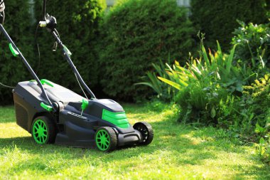 Bahçedeki çim biçme makinesi