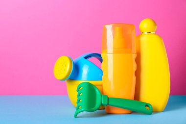 Farklı güneş ürünleri ve plastik plaj oyuncakları. Metin için boşluk
