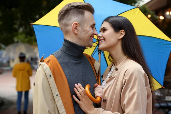 Charmant Jeune Couple Avec Parasol Marchant Sous Pluie Sur Rue — Photo