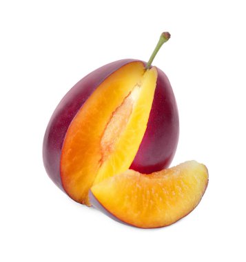 Beyaz arkaplanda taze kesilmiş olgun erik