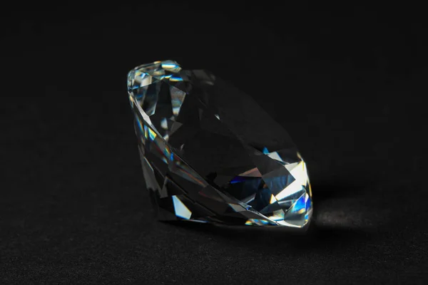 在黑暗的背景上 美丽夺目的钻石 珍贵的宝石 — 图库照片