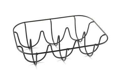 Beyaz arka planda siyah metal yumurta tepsisi