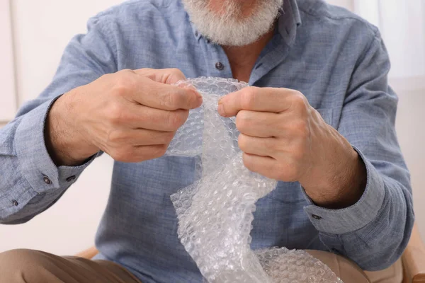 Senior Man Popping Bubble Wrap Home Closeup Stress Relief — Fotografia de Stock