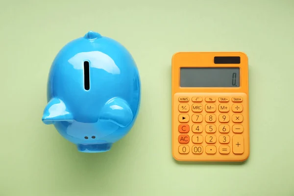 Piggy Bank Calculator Light Green Background Flat Lay — Zdjęcie stockowe