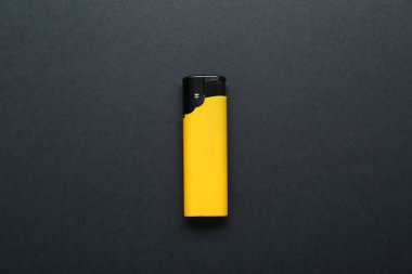 Siyah arkaplanda küçük cep çakmağı, üst görünüm