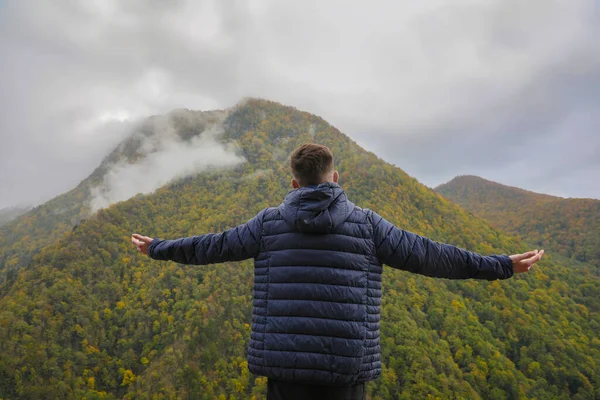 Man Enjoying Picturesque Mountain Landscape Back View — Fotografia de Stock