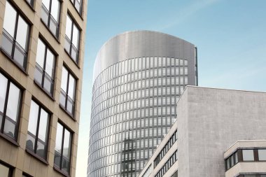 Şehirdeki büyük pencereli modern binaların güzel manzarası