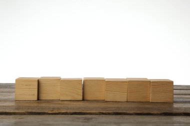 Tahta masada KEYWORD yazan küpler