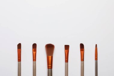 Makyaj fırçaları beyaz arka planda, düz yerde. Metin için boşluk