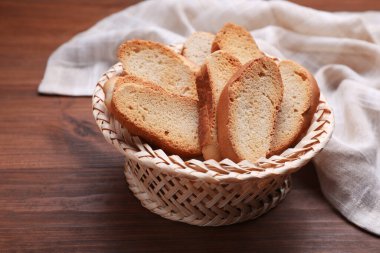 Tahta masada sepette sert krakerler