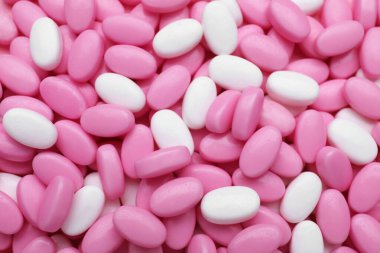 Arkaplan olarak pek çok parlak dragee şekeri, yakın plan