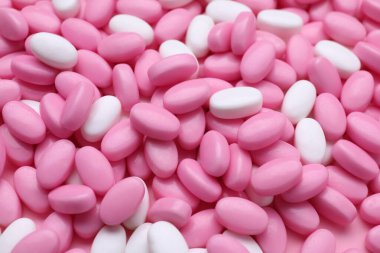 Arkaplan olarak pek çok parlak dragee şekeri, yakın plan