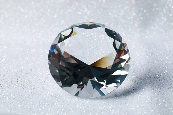 亮晶晶的背景上美丽夺目的钻石 珍贵的宝石 — 图库照片
