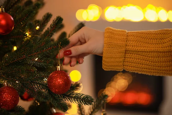 Mulher Decorando Árvore Natal Casa Close — Fotografia de Stock