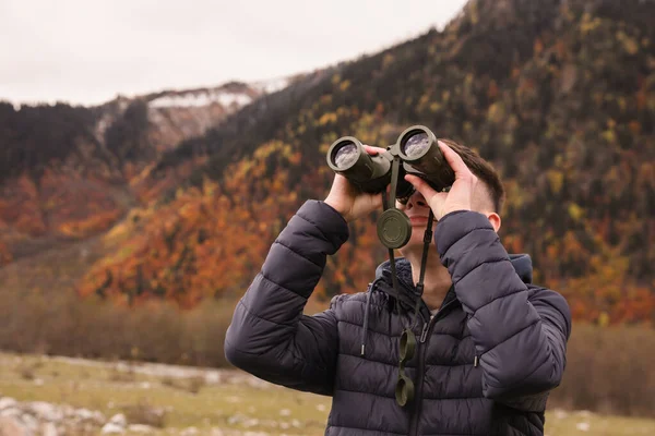 Boy Looking Binoculars Beautiful Mountains — Fotografia de Stock