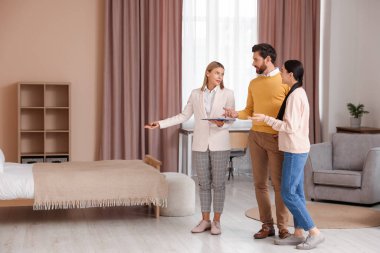 Yeni dairede çiftlerle çalışan bir emlakçı.