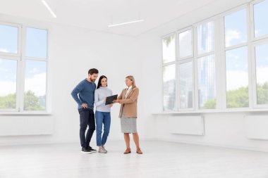 Emlakçı çiftlere yeni bir daire gösteriyor.