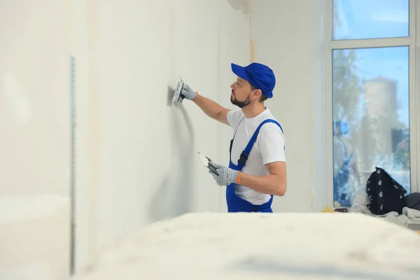 Professional Worker Plastering Wall Putty Knives Indoors — Stockfoto