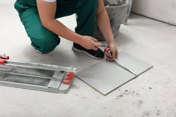Worker Measuring Ceramic Tile Floor Closeup — Stockfoto