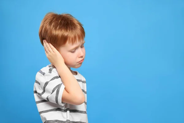 浅蓝色背景的小男孩耳朵疼 案文的篇幅 — 图库照片