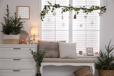 Noel için güzel bir iç mekan, çömleklerle süslenmiş.