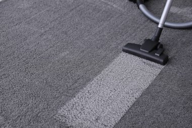 Halıda modern elektrikli süpürge. Metin için boşluk