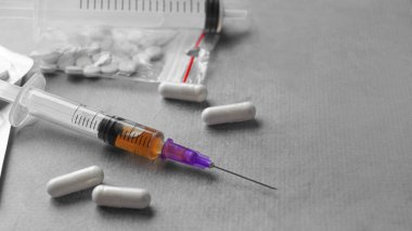 Açık gri masada farklı sert uyuşturucular, yakın plan. Metin için boşluk