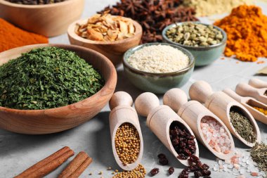 Gri mermer masada farklı baharatlı Scoops