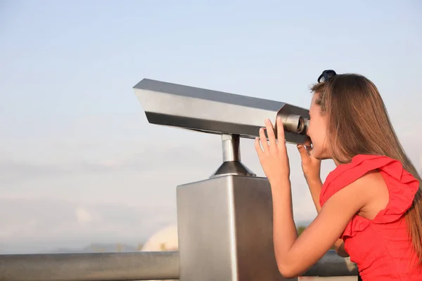 Young Woman Looking Tourist Viewing Machine Observation Deck — Fotografia de Stock