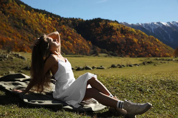 Beautiful Young Woman Relaxing Blanket Mountains — Fotografia de Stock