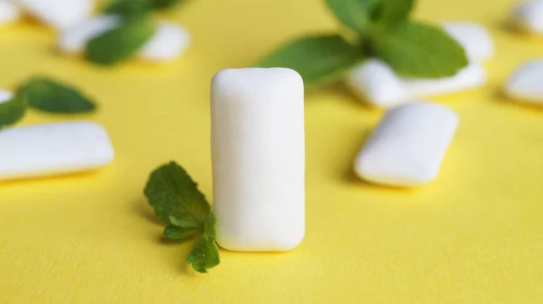 Tasty Chewing Gum Mint Leaves Yellow Background Closeup — Stock fotografie