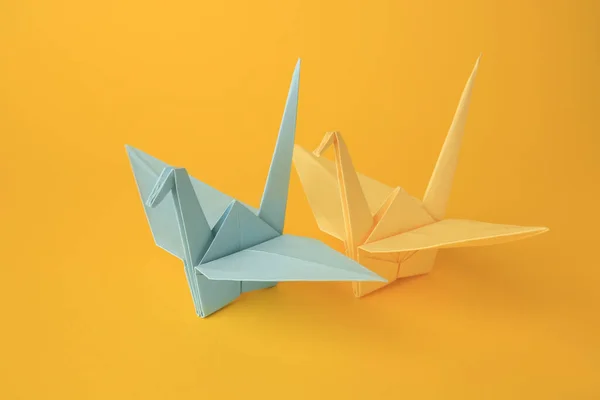 Origami Kunst Mooie Lichtblauwe Gele Papieren Kranen Oranje Achtergrond — Stockfoto