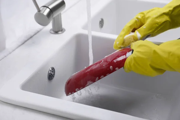 Kobieta Myjąca Patelnię Gąbką Zlewie Kuchennym Zbliżenie — Zdjęcie stockowe