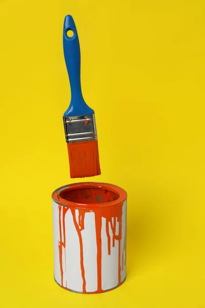 Can Orange Paint Brush Yellow Background — Stok fotoğraf