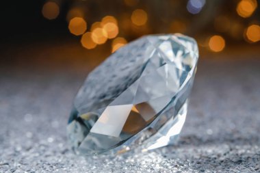 Bulanık festival ışıklarına karşı parlak yüzeyde göz kamaştırıcı bir ışıltı.