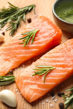 Taze çiğ somon ve ahşap tahtada terbiye edilecek malzemeler, yakın plan.