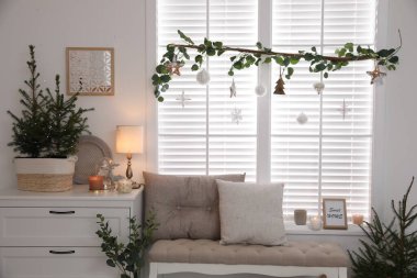 Noel için güzel bir iç mekan, çömleklerle süslenmiş.