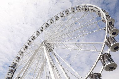 Güzel dönme dolap bulutlu gökyüzüne karşı, alçak açı