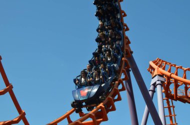 Amsterdam, Hollanda - 8 Ağustos 2022 Walibi Holland lunaparkında hız trenine binen insanlar