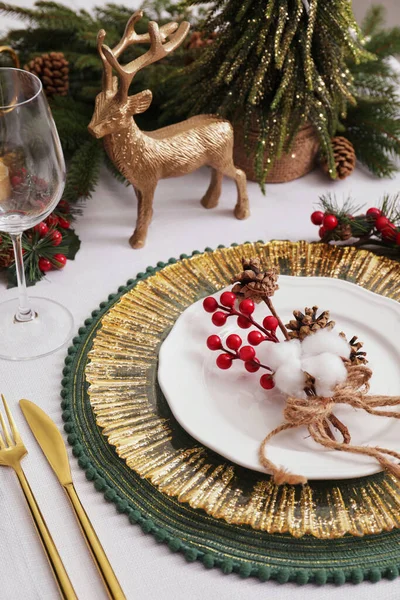 Luxury Festive Place Setting Beautiful Decor Christmas Dinner White Table — Fotografia de Stock
