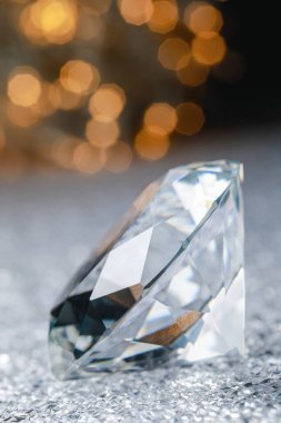 Bulanık festival ışıklarına karşı parlak yüzeyde göz kamaştırıcı bir ışıltı.